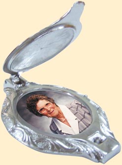 médaillon souvenir en porcelaine avec couvert en rhodium